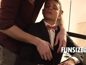 与嫩男友的情人节约会 gay porn big dick hot