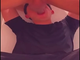 商场厕所里被运动型小伙深喉 爽爆的猎艳 gay porn thailand movie