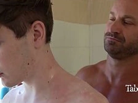 瘦猴打扫房子 继父就给他通水管 cute korean porn gay