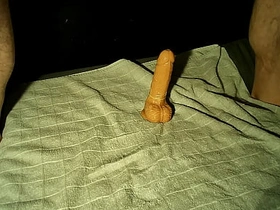 旧假阳具，新鲜精液 hot amateur gay porn