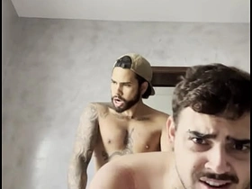 小鲜肉给兄弟爽了一把 chinese gay cam porn