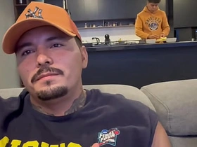 老子招待客人最到位，请喝酒喝水，含鸡巴，还用换挡杆捅他们屁眼 vid gay asia porn