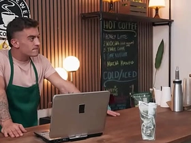 猛男片——莉莉撞见德雷克·冯和特雷弗·布鲁克斯搞逼，随后加入咖啡店激情3P gay porn japan group