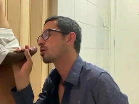 干到兴起把受的衣服撕烂，他穿着内裤跑了 gay porn tube indonesia