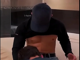 我给送气球的小哥额外小费，结果他把我操得爽翻天 chinese bareback gay porn