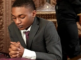 黑人浸信会男孩多米尼克·杨被黑人牧师普林斯·雷恩的大黑屌干了！这小基佬嘴和屁眼都没逃过那根巨屌！ japan school boy gay porn