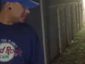 停车撒尿时遇到个小伙子求口交，之后带我去他家趁老婆睡着猛干 korean gay teen porn