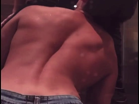 酒吧聊完女人后，我和直男兄弟在浴室搞上了 hot gay bottom porn