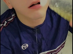 18岁男孩玩自己的鸡巴 singapore gay porn x