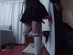 穿迷你裙的Chico从肛门拳交入门，塞进他的新巨型假阳具 filipino gay porn hot