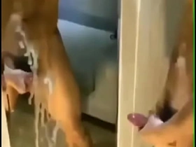 亚裔射满镜子 porn gay hot kiss