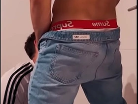 单身派对上的直男男友偷偷在派对角落操我 japan uncle gay porn