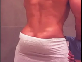 看到哥们从酒吧回来洗澡 忍不住冲进淋浴间跟他搞 porn gay hot videos