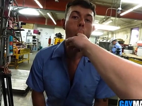 饥渴男人们在车间里3P狂操 taiwan handsome gay porn