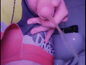 小白脸在厕所撒尿后舔自己的尿 hot black gay men porn