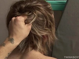 嫩仔Simon和Martin无套交媾 hot gay vr porn