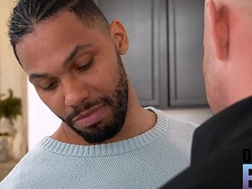 地下男孩 - 发情的托尼爬向布洛克鼓胀的裤裆 gay porn chinese group