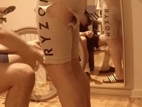 受伤自行车手继父与饥渴关怀儿子 - 第一部 免费 japan new gay porn