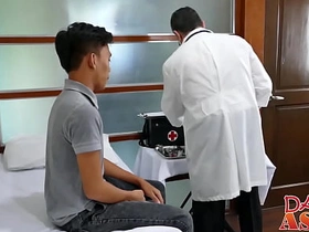 可爱嫩屄Jude被老同志Mike猛干 gay porn japan school