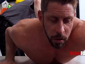 小偷只有两个选择：要么操警卫，要么在监狱里被操 gay muscle porn hot