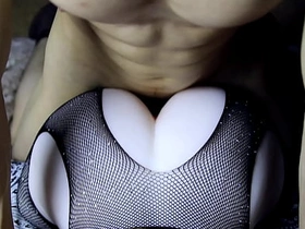 在她浑圆大屁股上射满精液，接着继续操她屁眼！ hot gay new porn