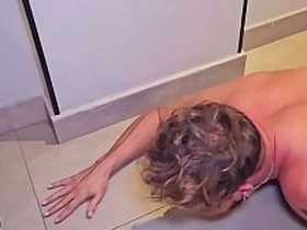 大胡子主人操烂小鲜肉的屁眼，把他当性奴使唤。BDSM狗玩羞辱高潮 chinese creampie gay porn