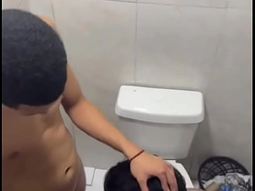 夜店厕所偷拍直男大屌口交 china gay porn video