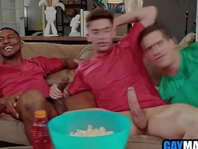 足球粉被黑白基友轮着用 chinese webcam gay porn