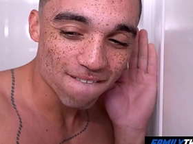 家庭嫩肉 - 看我朋友和他继父搞 korean muscle gay porn