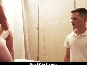 那男人毫不掩饰他青筋暴起的勃起鸡巴 - 乱伦性交 korean massage gay porn