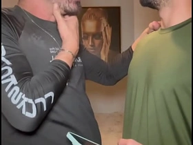 朋友看到我手机相册里的屌照非要看实物 结果忍不住直接口了起来 gay korean homemade porn