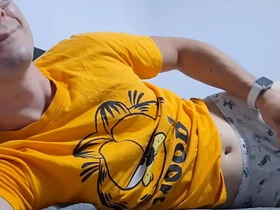 饥渴大学生在床上撸管等继父 thailand hot gay porn