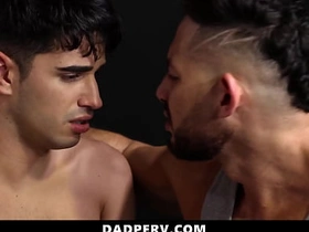 继子让继父抚弄他的鸡巴 任由其掌控 - 老爸变态 chinese stone gay porn