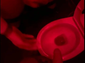 业余小帅哥在俱乐部厕所看朋友撒尿，伸手帮忙然后自己硬了... gay porn japan library