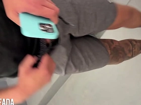 在健身房回来的路上在楼梯间给朋友口交 chinese gay porn anime