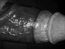 抹油的发情男人呻吟着撸他的大黑屌 hot sexy asian gay porn