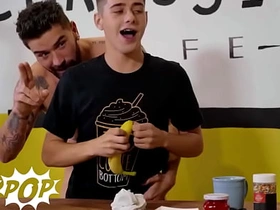 TWINKPOP - 嫩仔乔伊·米尔斯用打发奶油和糖粒装饰克里斯·该死的鸡巴 变成美味点心 leo chinese gay porn