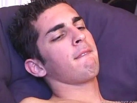 年轻的德文撸出精液然后吃掉 porn gay hot asian