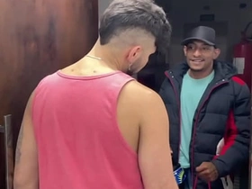 收货时让快递员上楼 他用肉棒当报酬还射了我满嘴 juicy gay porn taiwan