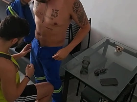 维修工来查网线却把鸡巴插进来 vietnam daddy gay porn