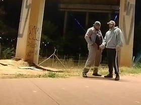 摩托车手VS打工仔 撒完尿转身就求口交 bravo japan gay porn