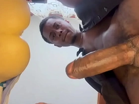 老爹边吐口水边用飞机杯撸他那根大屌，最后射了 korean boy porn gay