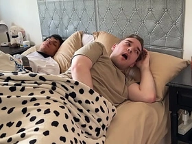 别出声，别让你继兄发现！- 与大鸡巴纹身拉丁小鲜肉3P chinese gay porn hardcore