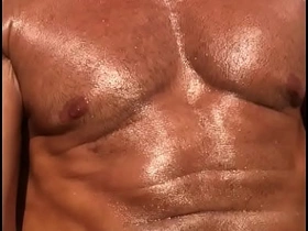 意大利肌肉AV男优的泳池日 hot pecs gay porn
