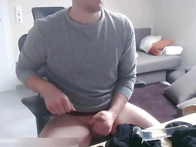 直播中命令男人用自己屁眼里的玩具深喉 thailand gay porn model