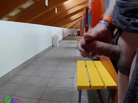 我在公共更衣室撸我厚包皮鸡巴，差点被抓到两次。 chinese gay porn sites