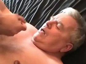 年轻亚裔射精在老爹脸上 hot gay porn riding