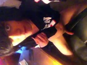 嫩0用光滑鸡巴磨椅子 隔着涤纶T恤手淫 chinese gay ass porn