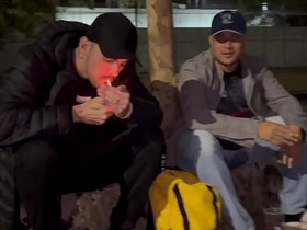 哥们在球场喝酒结果搞起基来，突然冒出个流浪汉让一切更有意思了 indian fuck chinese gay porn