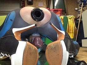 Extremeslut66 戴着隧道塞放屁，同时往屁眼里塞一根长假阳具 gay hot hunk porn